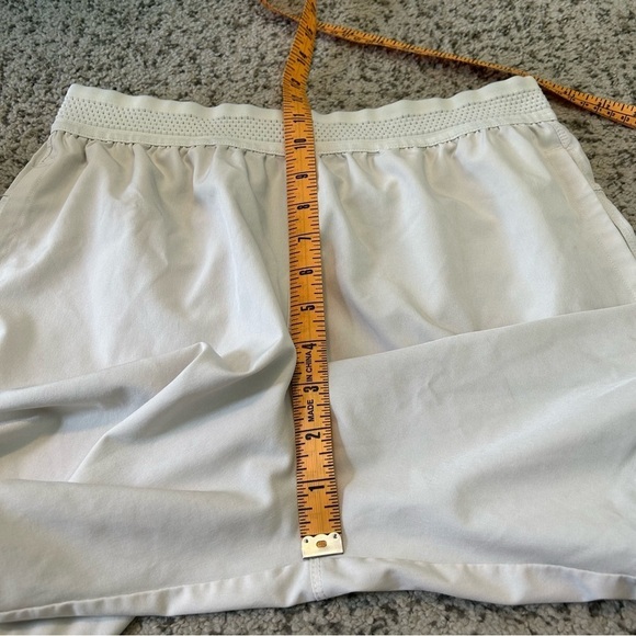 Fabletics White Bermuda Athletic Shorts with Pockets Size Small - Picture 6 of 7
